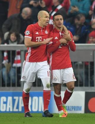 15.02.2017, Fussball, UEFA Champions League, Saison 2016 2017, Achtelfinale, FC Bayern Muenchen - Arsenal London 5:1, Jubel Arjen Robben (Bayern Muenchen), li., und Thiago Alcantara (Bayern Muenchen)