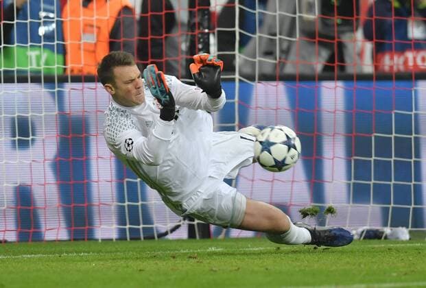 15.02.2017, Fussball, UEFA Champions League, Saison 2016 2017, Achtelfinale, FC Bayern Muenchen - Arsenal London 5:1, Torwart Manuel Neuer (Bayern Muenchen) pariert den Elfmeter von Alexis Sanchez (Arsenal London), musste sich aber im Nachschuss geschlagen geben.