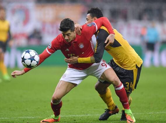 15.02.2017, Fussball, UEFA Champions League, Saison 2016 2017, Achtelfinale, FC Bayern Muenchen - Arsenal London 5:1, Robert Lewandowski (Bayern Muenchen), li., gegen Francis Coquelin (Arsenal London)