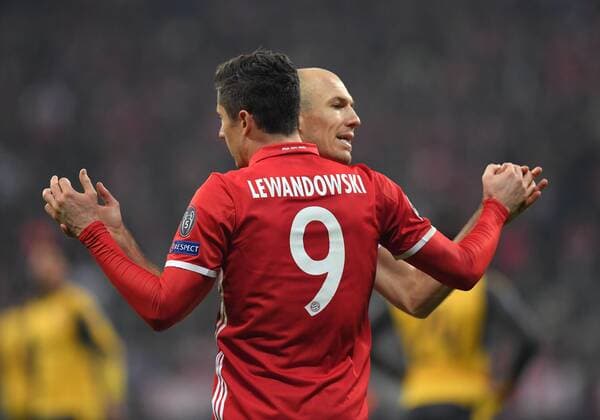 15.02.2017, Fussball, UEFA Champions League, Saison 2016 2017, Achtelfinale, FC Bayern Muenchen - Arsenal London 5:1, Jubel Arjen Robben (Bayern Muenchen), re., und Robert Lewandowski (Bayern Muenchen)