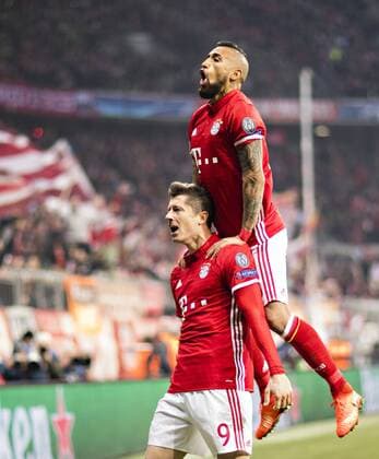 München, 15.02.2017 Torjubel: Robert Lewandowski (FCB), Arturo Vidal (FCB) Bayern München - Arsenal London