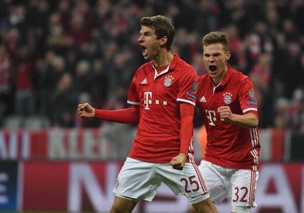 15.02.2017, xjhx, Fussball Champions League, FC Bayern Muenchen - Arsenal London, emspor, v.l. Thomas Mueller (FC Bayern Muenchen), Joshua Kimmich (FC Bayern Muenchen) celebrate the goal, Torjubel zum 5:1 Muenchen