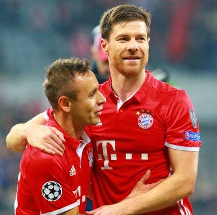 Xabi Alonso (re.) und Rafinha (FC Bayern) Fussball UEFA Champions League FC Bayern München - Arsenal London 15.02.2017