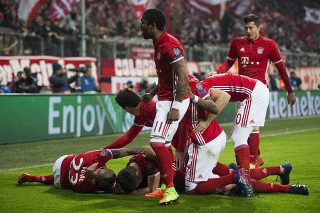 Fussball Champions League, FC Bayern München vs. FC Arsenal London, München. 15.02.2107 Im Bild: Thiago, Xabi Alonso, Arturo Vidal Â