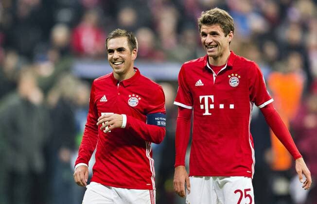München, 15.02.2017 Philipp Lahm (FCB) und Thomas Müller (FCB) glücklich Bayern München - Arsenal London