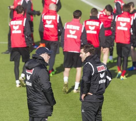 Training 1. FC Köln 1. Fussball Bundesliga Saison 2016 2017 Geißbockheim Koeln Deutschland Datum: 15.02.2017 Links: Trainer Peter Stöger (1. FC Köln) Rechts: Yann-Benjamin Kugel (1. FC Köln)