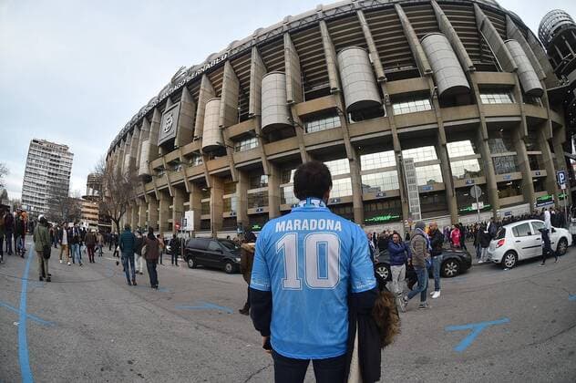 Football - soccer: UEFA Champions League 2016 2017, SSC Neapel, Napoli Fan mit Diego Armando Maradona Trikot vor dem stadio Bernabeu xHOCHxZWEIx xItalyxPhotoxPressx 