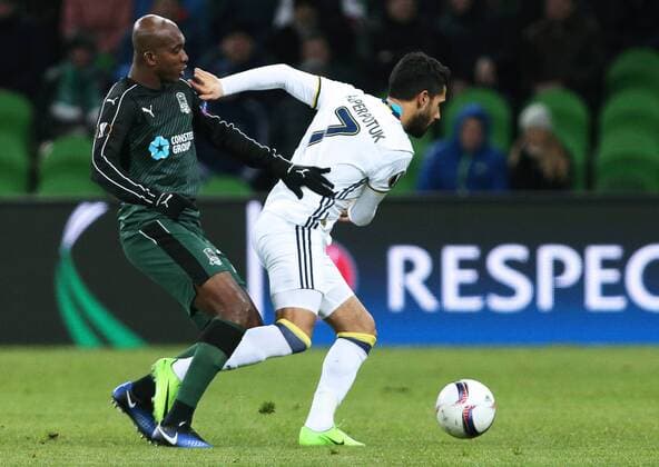 FuÃŸball, EL, FK Krasnodar - Fenerbahce Istanbul KRASNODAR, RUSSIA - FEBRUARY 16, 2017: FC Krasnodar s Charles Kabore (L) and Fenerbahce Istanbulâ€™s Alper Potuk fight for the ball in their 2016-17 UEFA Europa League Round of 32, 1st leg football match at Krasnodar Stadium. Vitaly Timkiv TASS  TS041666