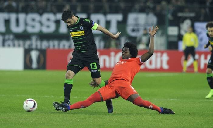 Fussball, UEFA Europe League, Herren, Saison 2016 2017, Borussia Park: Bor. Mönchengladbach (schwarz) - AC Florenz (rot); Lars Stindl (Gladbach), Carlos Sanchez (Florenz), Aktion.