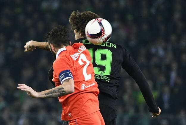 Borussia-Park Mönchengladbach 16.2.2017 Europa League 2016 17 Zwischenrunde, Hinspiel, Borussia Mönchengladbach (Moenchengladbach, Gladbach) vs. AC Florenz --- Gonzalo Rodriguez (Florenz), Fabian Johnson (Gladbach)