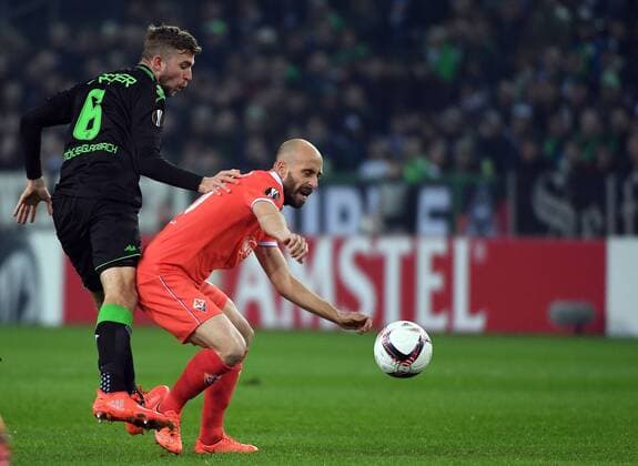 16.02.2017, xjhx, Fussball Europa League, Borussia Moenchengladbach - AC Florenz, emspor, v.l. Christoph Kramer (Borussia Mönchengladbach), Borja Valero (AC Florenz) Moenchengladbach