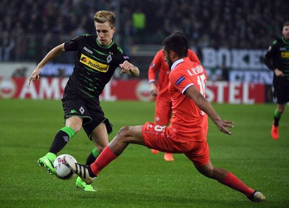 16.02.2017, xjhx, Fussball Europa League, Borussia Moenchengladbach - AC Florenz, emspor, v.l. Patrick Herrmann (Borussia Mönchengladbach), Maximilian Olivera (AC Florenz) Moenchengladbach