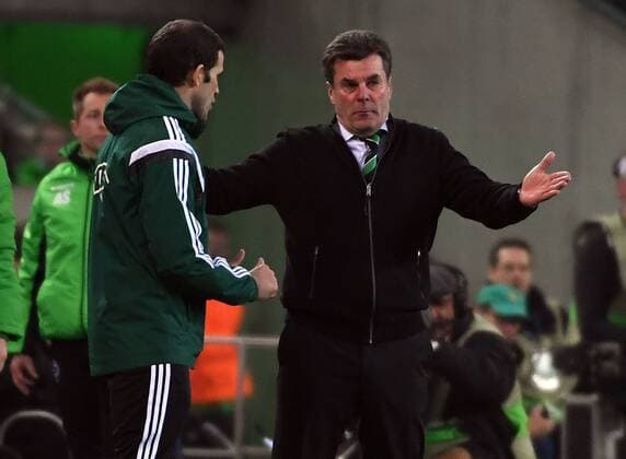 16.02.2017, xjhx, Fussball Europa League, Borussia Moenchengladbach - AC Florenz, emspor, v.l. Trainer Dieter Hecking (Borussia Mönchengladbach) gibt Anweisungen, gestikuliert, mit den Armen gestikulieren gives instructions, gesticulate. Moenchengladbach
