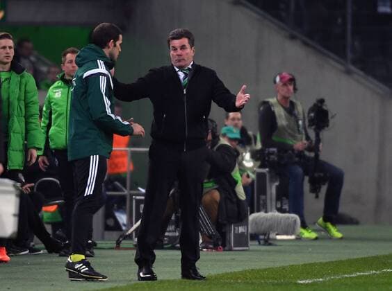 16.02.2017, xjhx, Fussball Europa League, Borussia Moenchengladbach - AC Florenz, emspor, v.l. Trainer Dieter Hecking (Borussia Mönchengladbach) gibt Anweisungen, gestikuliert, mit den Armen gestikulieren gives instructions, gesticulate. Moenchengladbach