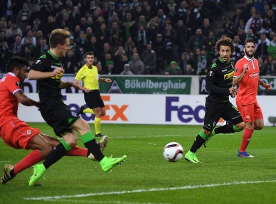 16.02.2017, xjhx, Fussball Europa League, Borussia Moenchengladbach - AC Florenz, emspor, v.l. Maximilian Olivera (AC Florenz), Patrick Herrmann (Borussia Mönchengladbach) kein elfmeter Moenchengladbach