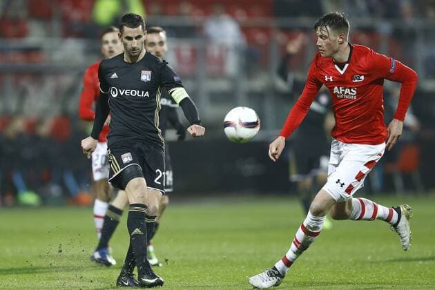 Fußball, EL, AZ Alkmaar - Olympique Lyon (l-r) Maxime Gonalons of Olympique Lyon, Wout Weghorst of AZ Alkmaarduring the UEFA Europa League round of 32 match between AZ Alkmaar and Olympique Lyonnais on February 16, 2017 at the AFAS stadium in Alkmaar, The Netherlands. AZ v Olympique Lyon UEFA Europa League 2016 2017 xVIxxIVx 7131475
