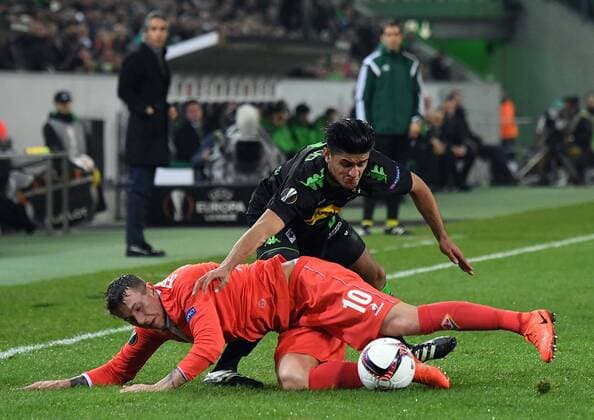 16.02.2017, xjhx, Fussball Europa League, Borussia Moenchengladbach - AC Florenz, emspor, v.l. Federico Bernardeschi (AC Florenz), Mahmoud Dahoud (Borussia Mönchengladbach) Moenchengladbach