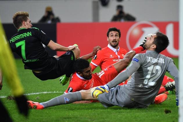 GER, Borussia Mönchengladbach (GER) vs. AC Florenz ( ITA) 16.02.2017, Borussia Park , Moenchengladbach , EL, Sechzehntelfinale, Hinspiel GER, Borussia Mönchengladbach (GER) vs. AC Florenz ( ITA) im Bild: bei dieser Aktion vor dem Tor der ital. verletzt sich Patrick Herrmann (Gladbach 7), li gegen Maximiliano Olivera (AC Florenz 15) unten und Ciprian Tatarusanu Torwart (AC Florenz 12) Foto © nordphoto Meuter nordphotox xMeuter