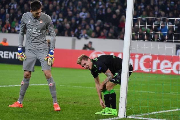 GER, Borussia Mönchengladbach (GER) vs. AC Florenz ( ITA) 16.02.2017, Borussia Park , Moenchengladbach , EL, Sechzehntelfinale, Hinspiel GER, Borussia Mönchengladbach (GER) vs. AC Florenz ( ITA) im Bild: Ciprian Tatarusanu Torwart (AC Florenz 12) verletzt Patrick Herrmann (Gladbach 7), schmerzverzerrt Foto © nordphoto Meuter nordphotox xMeuter