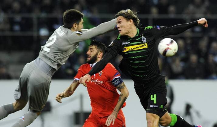 Fussball, UEFA Europe League, Herren, Saison 2016 2017, Borussia Park: Bor. Mönchengladbach (schwarz) - AC Florenz (rot); Jannik Vestergaard (Gladbach), Ciprian Tatarusanu (Florenz), Gonzalo Rodriguez (Florenz), Aktion.