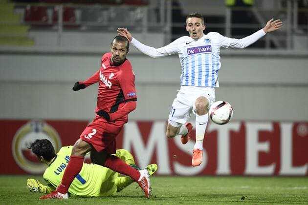 Astra Giurgiu s goalkeeper Silviu Lung, Astra Giurgiu s Geraldo Alves and Genk s Timothy Castagne fight for the ball during a first leg game between Romanian Club Astra Giurgiu and Belgian soccer team RC Genk in the 1 16 finals of the Europa League competition on Thursday 16 February 2017, in Giurgiu, Romania. YORICKxJANSENS  x05048789x