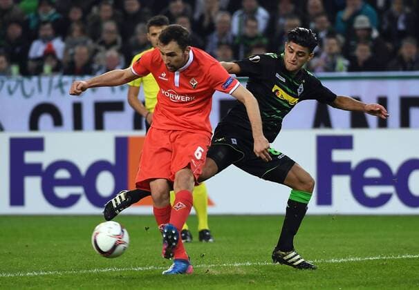 16.02.2017, xjhx, Fussball Europa League, Borussia Moenchengladbach - AC Florenz, emspor, v.l. Milan Badelj (AC Florenz), Mahmoud Dahoud (Borussia Mönchengladbach) Moenchengladbach