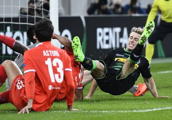 Borussia-Park Mönchengladbach 16.2.2017 Europa League 2016 17 Zwischenrunde, Hinspiel, Borussia Mönchengladbach (Moenchengladbach, Gladbach) vs. AC Florenz --- Patrick Herrmann (Gladbach) fliegt durch den Strafraum