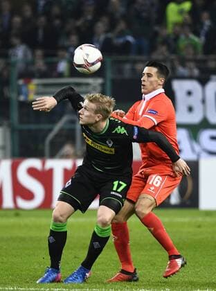 Borussia-Park Mönchengladbach 16.2.2017 Europa League 2016 17 Zwischenrunde, Hinspiel, Borussia Mönchengladbach (Moenchengladbach, Gladbach) vs. AC Florenz --- Oscar Wendt (Gladbach), Cristian Tello (Florenz)