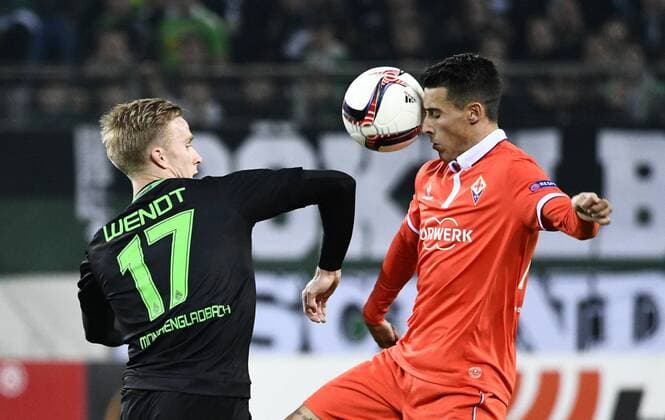 Borussia-Park Mönchengladbach 16.2.2017 Europa League 2016 17 Zwischenrunde, Hinspiel, Borussia Mönchengladbach (Moenchengladbach, Gladbach) vs. AC Florenz --- Oscar Wendt (Gladbach), Cristian Tello (Florenz)