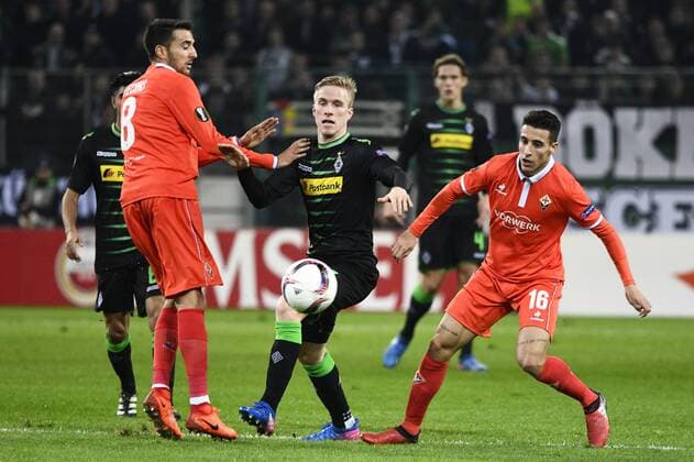 Borussia-Park Mönchengladbach 16.2.2017 Europa League 2016 17 Zwischenrunde, Hinspiel, Borussia Mönchengladbach (Moenchengladbach, Gladbach) vs. AC Florenz --- Matias Vecino (Florenz), Oscar Wendt (Gladbach), Cristian Tello (Florenz)
