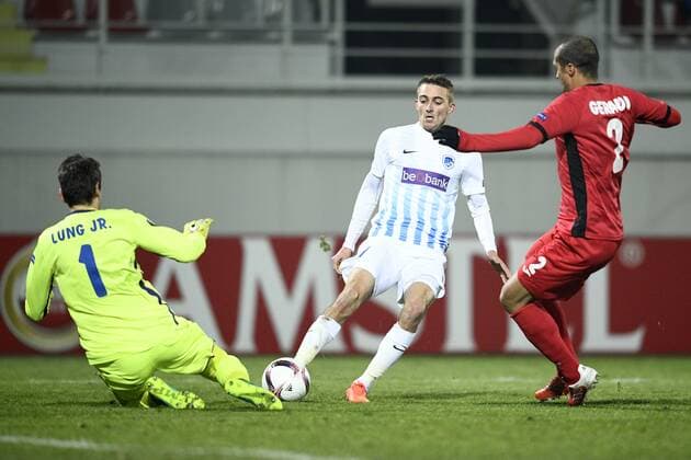 Astra Giurgiu s goalkeeper Silviu Lung casts his vote and Astra Giurgiu s Geraldo Alves fight for the ball during a first leg game between Romanian Club Astra Giurgiu and Belgian soccer team RC Genk in the 1 16 finals of the Europa League competition on Thursday 16 February 2017, in Giurgiu, Romania. YORICKxJANSENS  x05048788x
