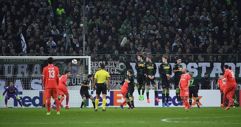 16.02.2017, xjhx, Fussball Europa League, Borussia Moenchengladbach - AC Florenz, emspor, v.l. Yann Sommer (Borussia Mönchengladbach), Federico Bernardeschi (AC Florenz) Goal scored, Tor zum 0:1 Moenchengladbach