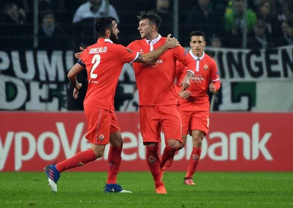 16.02.2017, xjhx, Fussball Europa League, Borussia Moenchengladbach - AC Florenz, emspor, v.l. Gonzalo Rodriuez (AC Florenz), Federico Bernardeschi (AC Florenz) celebrate the goal, Torjubel zum 0:1 Moenchengladbach