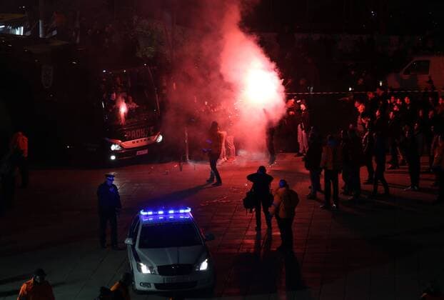 Bilder des Tages - SPORT 16.02.2017, Fussball, UEFA Europa League, Saison 2016 2017, Zwischenrunde, PAOK Saloniki - FC Schalke 04, Fans von PAOK Saloniki zuenden Pyrotechnik bei Ankunft des Mannschaftsbusses