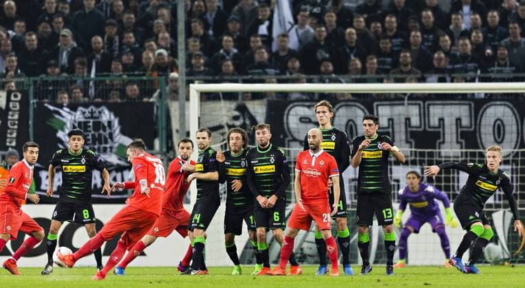 Mönchengladbach, 16.02.2017 Tor zum 0:1 durch einen Freistoß von Federico Bernardeschi (Florenz) Borussia Mönchengladbach vs. AC Florenz