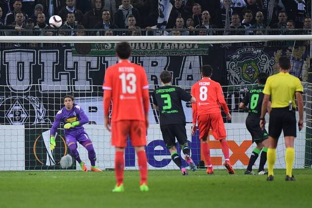 GER, Borussia Mönchengladbach (GER) vs. AC Florenz ( ITA) 16.02.2017, Borussia Park , Moenchengladbach , EL, Sechzehntelfinale, Hinspiel GER, Borussia Mönchengladbach (GER) vs. AC Florenz ( ITA) im Bild: tpr für Florenz durch Federico Bernardeschi (AC Florenz 10) ( nich tim Bild )steht ganz re Yann Sommer Torwart (Gladbach 1), bekommt den Ball nicht mehr Foto © nordphoto Meuter nordphotox xMeuter