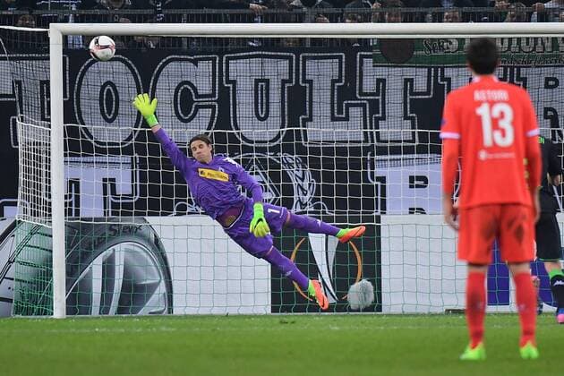 GER, Borussia Mönchengladbach (GER) vs. AC Florenz ( ITA) 16.02.2017, Borussia Park , Moenchengladbach , EL, Sechzehntelfinale, Hinspiel GER, Borussia Mönchengladbach (GER) vs. AC Florenz ( ITA) im Bild: tpr für Florenz durch Federico Bernardeschi (AC Florenz 10) ( nich tim Bild )steht ganz re Yann Sommer Torwart (Gladbach 1), bekommt den Ball nicht mehr Foto © nordphoto Meuter nordphotox xMeuter