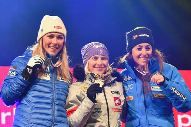 ilder des Tages - SPORT Ski Alpin, WM in St. Moritz, Riesenslalom Damen - Siegerehrung am Abend February 16, 2017: Mikaela SHIFFRIN (USA) (2nd), Tessa WORLEY (FRA) (1st) and Sofia GOGGIA (ITA) (3rd) pose for photographs at the medal ceremony for the women s giant slalom event of the FIS Alpine World Ski Championships at St Moritz, Switzerland. Cal Media Skiing 2017: Alpine World Ski Championships - 16 Feb - ZUMAc04_ 20170216_zaf_c04_104 Copyright: xSydneyxLowx