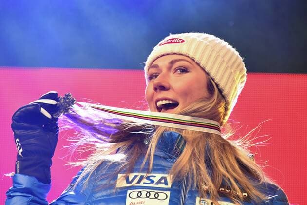Ski Alpin, WM in St. Moritz, Riesenslalom Damen - Siegerehrung am Abend February 16, 2017: 2nd place Mikaela SHIFFRIN (USA) pose for photographs at the medal ceremony for the women s giant slalom event of the FIS Alpine World Ski Championships at St Moritz, Switzerland. Cal Media Skiing 2017: Alpine World Ski Championships - 16 Feb - ZUMAc04_ 20170216_zaf_c04_113 Copyright: xSydneyxLowx