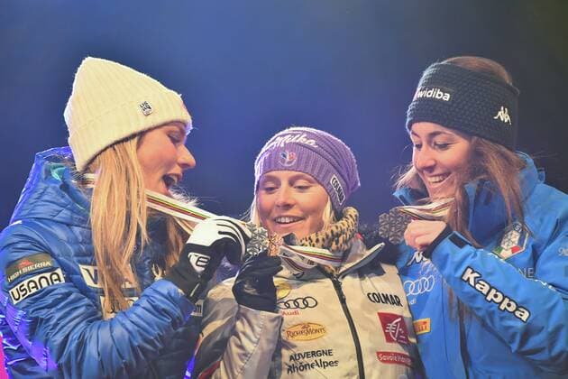 ilder des Tages - SPORT February 16, 2017: Mikaela SHIFFRIN (USA) (2nd), Tessa WORLEY (FRA) (1st) and Sofia GOGGIA (ITA) (3rd) pose for photographs at the medal ceremony for the women s giant slalom event of the FIS Alpine World Ski Championships at St Moritz, Switzerland. Cal Media Skiing 2017: Alpine World Ski Championships - 16 Feb - ZUMAc04_ 20170216_zaf_c04_121 Copyright: xSydneyxLowx