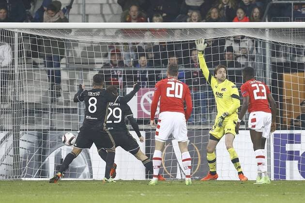 (l-r) Corentin Tolisso of Olympique Lyon, Lucas Tousart of Olympique Lyon scores, Mats Seuntjes of AZ Alkmaar, Tim Krul of AZ Alkmaar, Derrick Luckassen of AZ Alkmaarduring the UEFA Europa League round of 32 match between AZ Alkmaar and Olympique Lyonnais on February 16, 2017 at the AFAS stadium in Alkmaar, The Netherlands. AZ v Olympique Lyon UEFA Europa League 2016 2017 xVIxxIVx 7131839