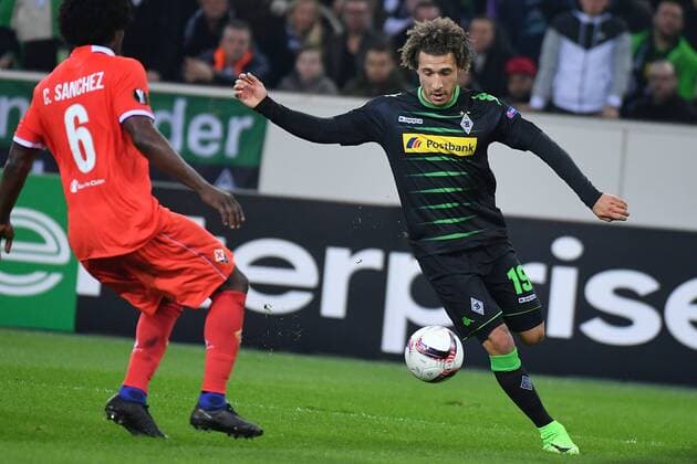 GER, Borussia Mönchengladbach (GER) vs. AC Florenz ( ITA) 16.02.2017, Borussia Park , Moenchengladbach , EL, Sechzehntelfinale, Hinspiel GER, Borussia Mönchengladbach (GER) vs. AC Florenz ( ITA) im Bild: Fabian Johnson (Gladbach 19), gegen Carlos Sánchez (AC Florenz 6) Foto © nordphoto Meuter nordphotox xMeuter
