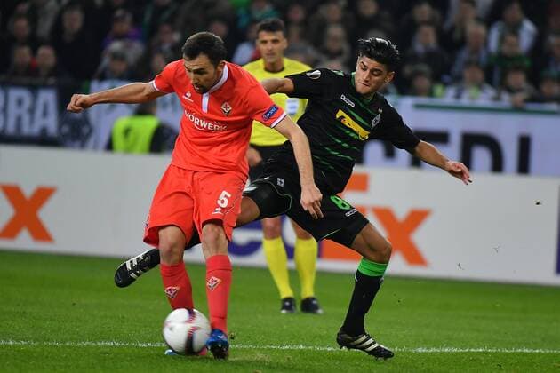 GER, Borussia Mönchengladbach (GER) vs. AC Florenz ( ITA) 16.02.2017, Borussia Park , Moenchengladbach , EL, Sechzehntelfinale, Hinspiel GER, Borussia Mönchengladbach (GER) vs. AC Florenz ( ITA) im Bild: Mahmoud Dahoud (Gladbach 8), gegen Milan Badelj (AC Florenz 5) Foto © nordphoto Meuter nordphotox xMeuter