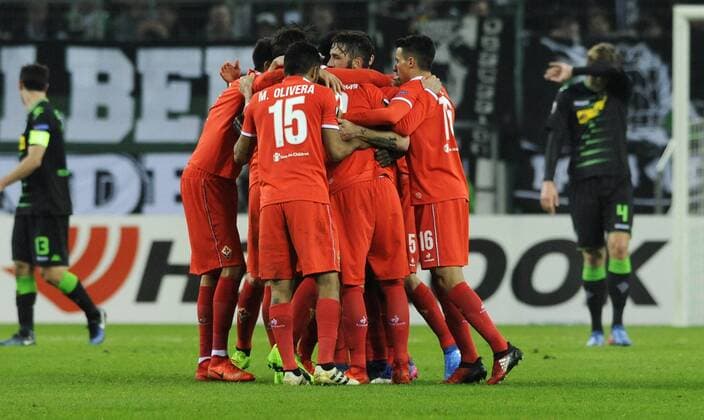 Fussball, UEFA Europe League, Herren, Saison 2016 2017, Borussia Park: Bor. Mönchengladbach (schwarz) - AC Florenz (rot); Jubel Florenz nach dem Tor zum 0:1 durch Federico Bernardeschi (Florenz), daneben Jannik Vestergaard (Gladbach) enttäuscht. Jubel, Freude, Aktion, Enttäuschung, Frust.