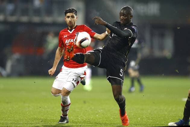 (l-r) Wout Weghorst of AZ Alkmaar, Mouctar Diakhaby of Olympique Lyonduring the UEFA Europa League round of 32 match between AZ Alkmaar and Olympique Lyonnais on February 16, 2017 at the AFAS stadium in Alkmaar, The Netherlands. AZ v Olympique Lyon UEFA Europa League 2016 2017 xVIxxIVx 7131865