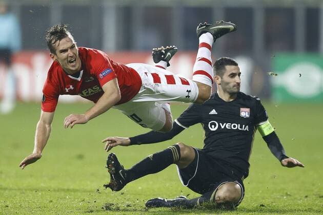 (l-r) Stijn Wuytens of AZ Alkmaar, Maxime Gonalons of Olympique Lyonduring the UEFA Europa League round of 32 match between AZ Alkmaar and Olympique Lyonnais on February 16, 2017 at the AFAS stadium in Alkmaar, The Netherlands. AZ v Olympique Lyon UEFA Europa League 2016 2017 xVIxxIVx 7131866