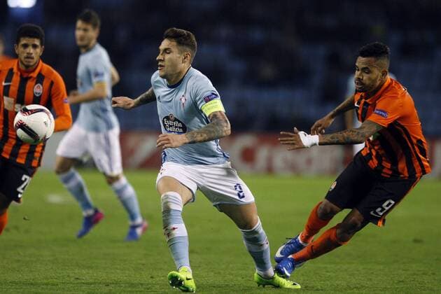 Fußball, EL, Celta de Vigo - Schachtar Donezk Celta de Vigo s Hugo Mayo (C) vies for the ball with Denthinho of Shaktar Donetsk during their Euroleague round of 32 first leg match at Balaidos stadium in Vigo, Pontevedra, Spain, 16 February 2017. CELTA DE VIGO VS. SHAKTAR DONETSK !ACHTUNG: NUR REDAKTIONELLE NUTZUNG!  Copyright: xSalvadorxSasx VIG001 20170216-636228722823661744