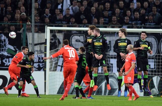 Bilder des Tages - SPORT Europaleague: Borussia Mönchengladbach - AC Florenz 16.02.2017. Tor zum 1:0 für Florenz durch Frederico Bernardeschi (10), der den Ball an der Gladbacher Mauer vorbei zirkelt. HM