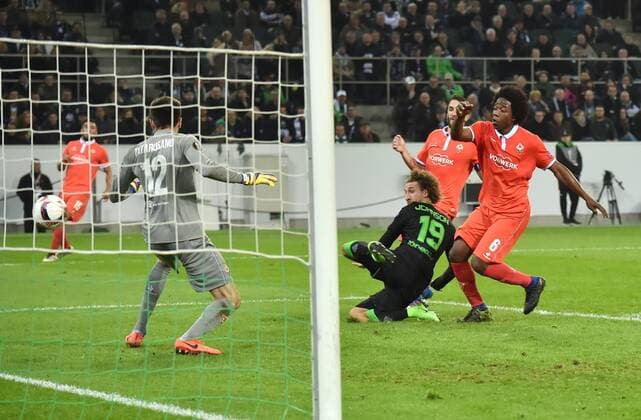 16.02.2017, Fussball, UEFA Europa League, Saison 2016 2017, Zwischenrunde, Borussia Moenchengladbach - AC Florenz, Fabian Johnson (Borussia Moenchengladbach), mi., trifft in dieser Szene nur den Pfosten