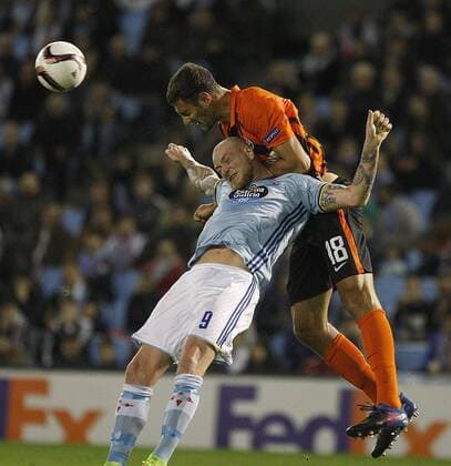 Fußball, EL, Celta de Vigo - Schachtar Donezk Celta de Vigo s Guidetti (down) vies for the ball with Ordets Ivan of Shaktar Donetsk during their Euroleague round of 32 first leg match at Balaidos stadium in Vigo, Pontevedra, Spain, 16 February 2017. CELTA DE VIGO VS. SHAKTAR DONETSK !ACHTUNG: NUR REDAKTIONELLE NUTZUNG!  Copyright: xSalvadorxSasx VIG001 20170216-636228722888400914